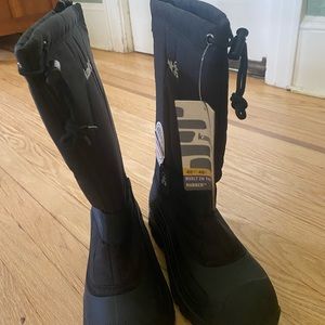 NWT - mens boots size 8